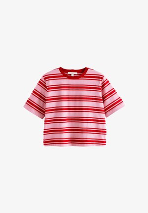 Röd och rosa randig t-shirt med korta ärmar, rund halsringning och mjukt bomullsmaterial. Har växlande tjocka och tunna ränder.