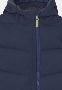 Granatowa kurtka typu puffer z zamkiem z przodu, z teksturowanym kapturem wyłożonym fleece, elastycznymi mankietami oraz kontrastującym żółtym uchwytem do zamka.