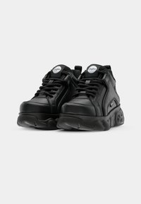 Zwarte leren sneakers met een dikke zool, ronde neus en opvallende veters. Bevat branding op de tong en zijkant. Glad textuur, minimalistisch ontwerp.