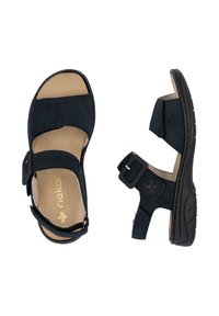 Sandales en daim noir avec des sangles réglables, des semelles intérieures rembourrées et des semelles en caoutchouc texturé. Comprend un accent de boucle sur une sangle.