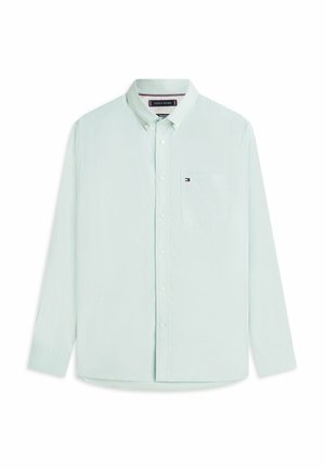 Lichtblauw overhemd met lange mouwen en knopen, met een borstzakje waar een klein Tommy Hilfiger-logo op staat.