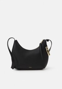 Mala de ombro em pele preta com formato curvo, fecho de correr e ferragens douradas. Apresenta um logótipo estampado na frente e alça ajustável.