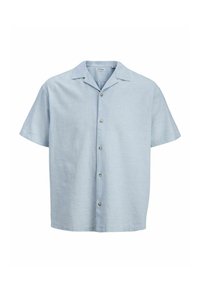 Camisa azul claro de manga corta con botones, cuello tipo campamento, cinco botones en la parte delantera y un ajuste holgado.