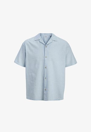 Camisa azul claro de manga corta con botones, cuello tipo campamento, cinco botones en la parte delantera y un ajuste holgado.