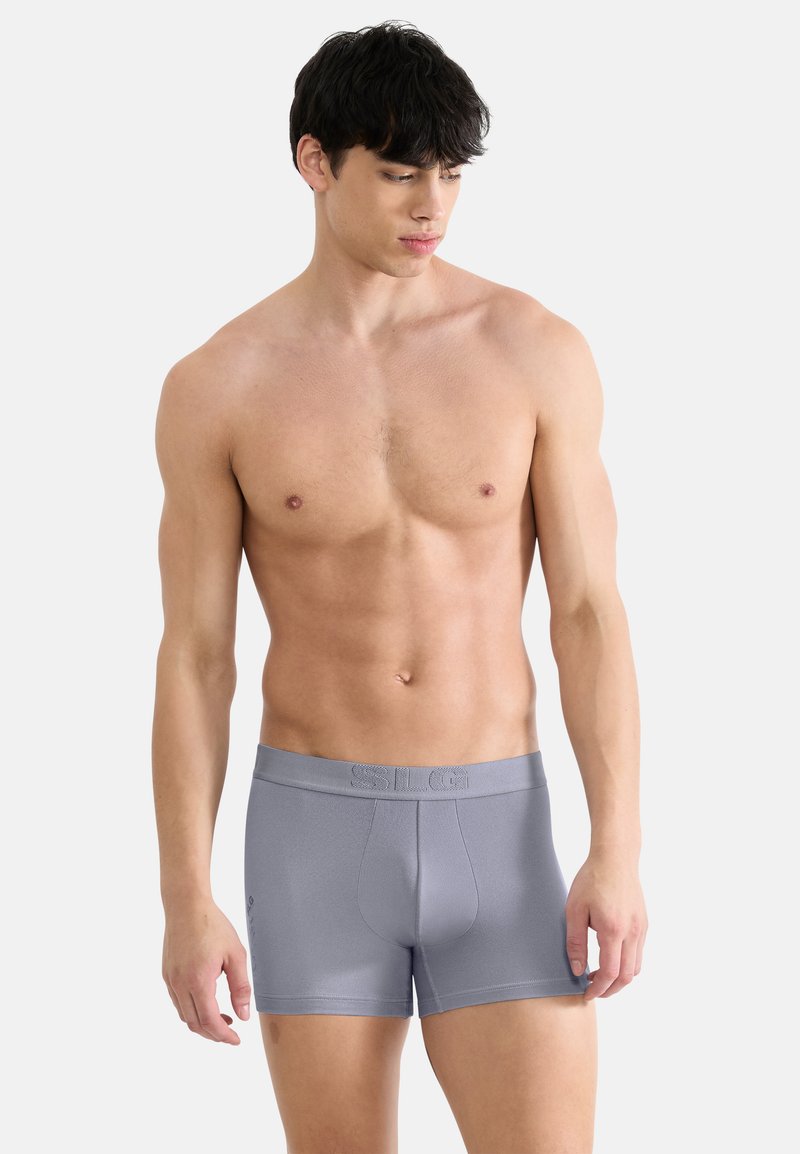 Boxers gris avec une coupe ajustée, ceinture élastique affichant le logo "SLG", et tissu lisse et extensible.