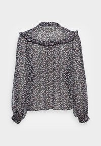 Blusa floral preta em tecido transparente com gola com franzido e mangas longas e bufantes. Apresenta um padrão de pequenas flores rosas e azuis.