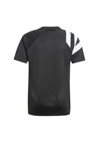 T-shirt de sport noir avec une texture lisse, comportant des rayures blanches diagonales sur l'épaule droite et un col rond classique.