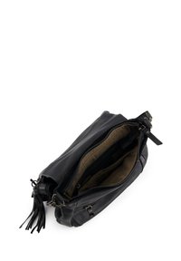 Schwarze Leder-Schultertasche mit einem Reißverschluss, Innenfächern und Quastendetail. Weiche Textur und rechteckige Form. Innenfutter aus braunem Stoff.