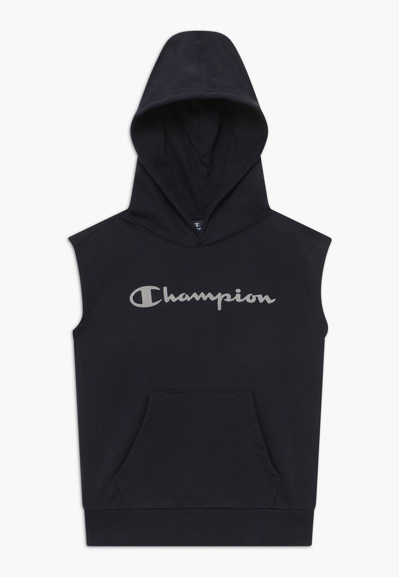 Svart ärmlös hoodie med en framficka, tillverkad av mjukt tyg. Har en framträdande vit "Champion"-logotyp över bröstet.