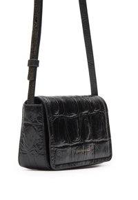 Borsa a tracolla in pelle nera con un motivo testurizzato a coccodrillo. Presenta una tracolla regolabile e un logo dorato in rilievo sulla parte anteriore.