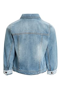 Giacca in denim azzurro chiaro con colletto classico, dettagli con bottoni sulle maniche e una texture sbiadita. La vista posteriore mostra dettagli di cucitura pulita.