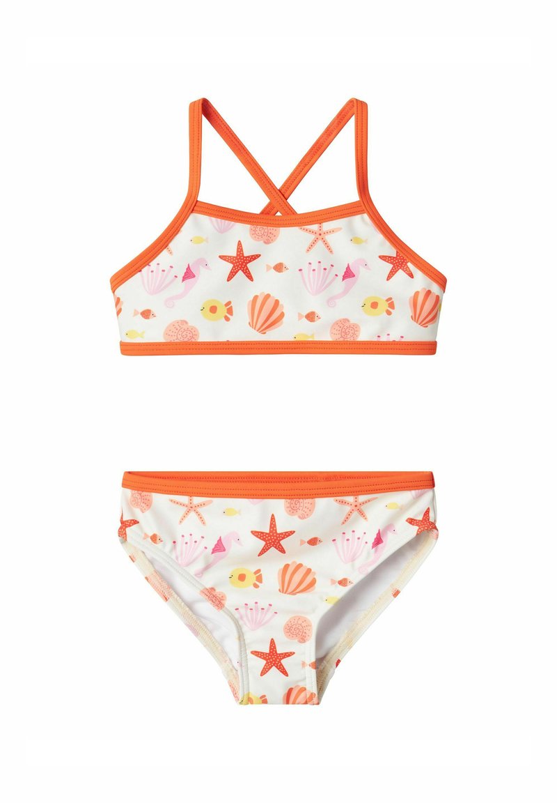 Zweiteiliges Bikini-Set mit einem orange-weißen Design und maritimen Motiven, einschließlich Fische, Muscheln und Seesterne. Mit überkreuzten Trägern.