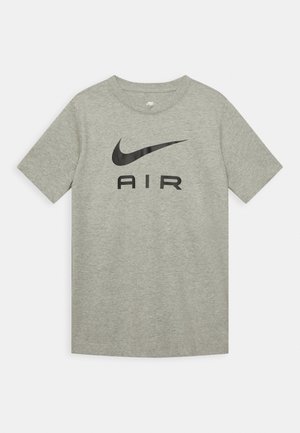 Jasnoszary, krótki rękaw, T-shirt z czarnym logo Nike w kształcie szybkiego znaku i napisem "AIR" umieszczonym centralnie z przodu.