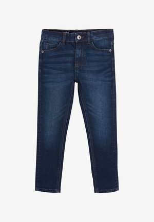 Jeans din denim albastru închis cu buzunare frontale, nasture frontal și bucle pentru curea, prezentate pe un fundal alb.