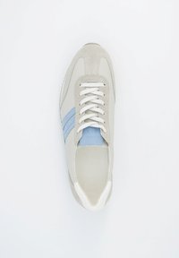 Hellgraue Sneaker mit blauen Streifen, aus Wildleder und Leder, runde Zehenform, flache weiße Schnürsenkel, kreisförmige Perforationen auf der Innensohle.