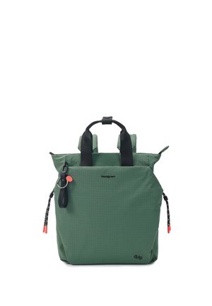 Sac cabas carré vert avec poignées noires et curseurs de fermeture éclair, équipé d'un porte-clés noir et de logos de marque subtils sur fond blanc.