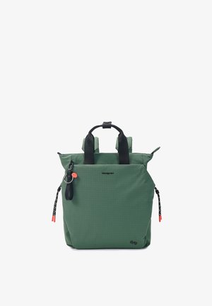 Sac cabas carré vert avec poignées noires et curseurs de fermeture éclair, équipé d'un porte-clés noir et de logos de marque subtils sur fond blanc.