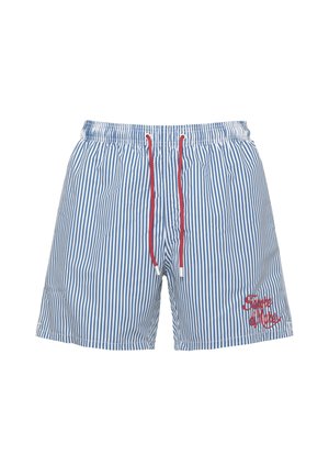 Pantalones cortos de rayas verticales azules y blancas con cordón rojo y texto rojo "Smoke of More" en la parte inferior de la pierna izquierda.