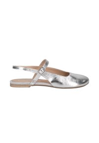 Silberne, metallische Slingback-Ballerinas mit runder Spitze, strukturiertem Obermaterial und verstellbarem Riemen. Flache Sohle mit leichtem Holzfinish.