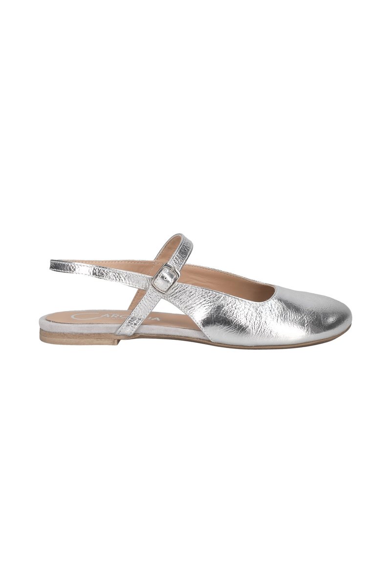 Silberne, metallische Slingback-Ballerinas mit runder Spitze, strukturiertem Obermaterial und verstellbarem Riemen. Flache Sohle mit leichtem Holzfinish.