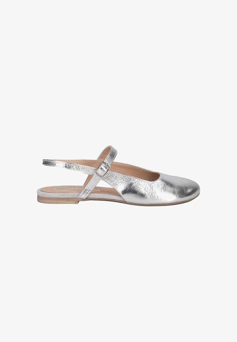 Silberne, metallische Slingback-Ballerinas mit runder Spitze, strukturiertem Obermaterial und verstellbarem Riemen. Flache Sohle mit leichtem Holzfinish.