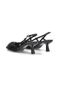 Zapatos de tacón bajo negros con un frontal tejido texturizado y un acabado brillante. Presentan un tacón bajo y una correa ajustable en el tobillo.