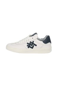 Weiße Lederturnschuhe mit marineblauen Akzenten, ausgestattet mit einem strukturierten Logo, runder Zehenkappe, flachen Schnürsenkeln und einer kontrastierenden Ferse.