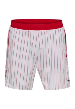 Witte sportbroekjes met dunne verticale rode strepen, brede rode elastische tailleband, zijzakken en kleine logo's aan de onderzijden.