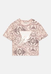 Kortermet, cropped t-skjorte i myk rosa stoff med intrikate mørkebrune barokkmønstre og en sentral hvit logo-trekan med "LOVE."
