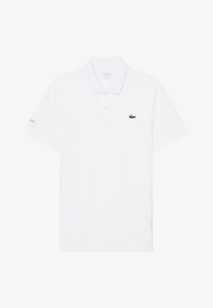 Polo blanco de manga corta con cuello y tapeta de tres botones, con un pequeño logo de cocodrilo verde en el pecho.