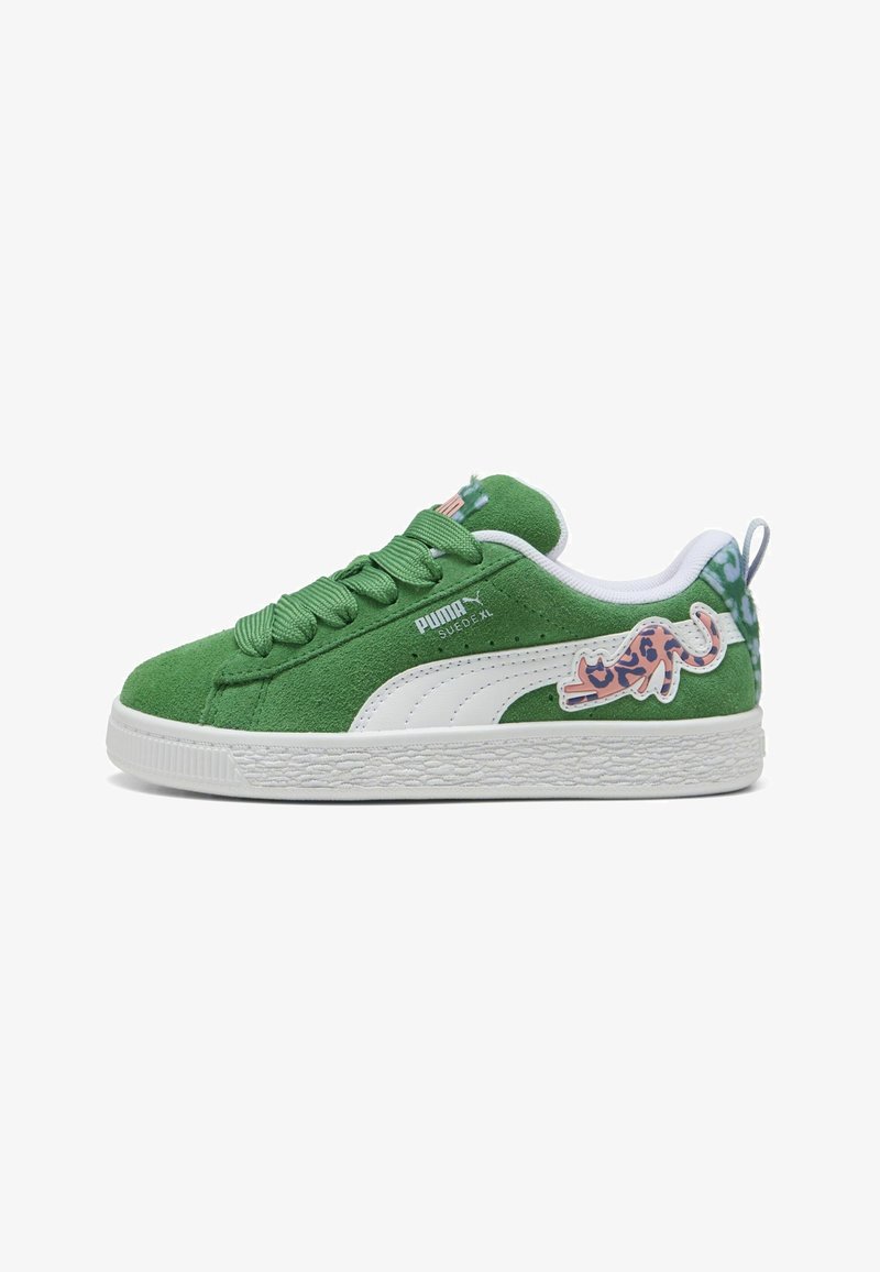Basket Puma en daim vert avec semelle blanche et bande, graphique de chat imprimé léopard sur le côté et doublure intérieure blanche.