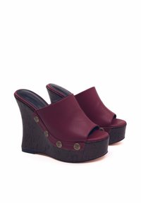 Sandali wedge bordeaux con punta aperta e piattaforma nera texturizzata, caratterizzati da decorazioni in tono oro sui lati e parte superiore in pelle liscia.