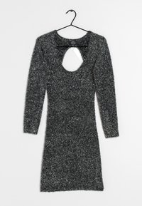 Robe tricotée noire et argentée, douce et pelucheuse, avec des manches longues, un décolleté arrondi et une ouverture en forme de clé au dos. Texture lisse, coupe ajustée.