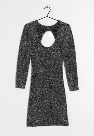 Czarna i srebrna futrzasta dzianinowa sukienka z długimi rękawami, okrągłym dekoltem i wycięciem w kształcie łezki z tyłu. Gładka tekstura, dopasowany kształt.