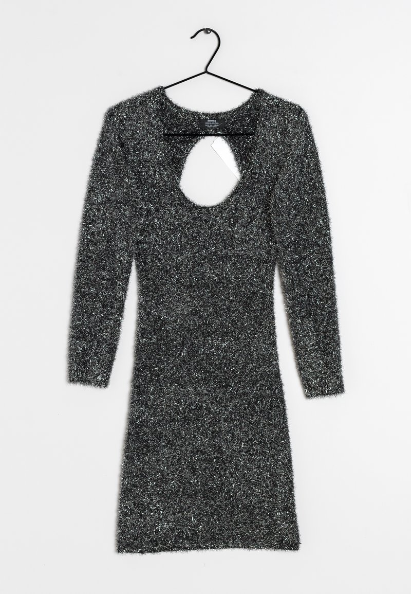 Schwarzes und silbernes, fuzzy gestricktes Kleid mit langen Ärmeln, einem runden Halsauschnitt und einem Schlüsselspalt hinten. Glatte Textur, figurbetonte Passform.