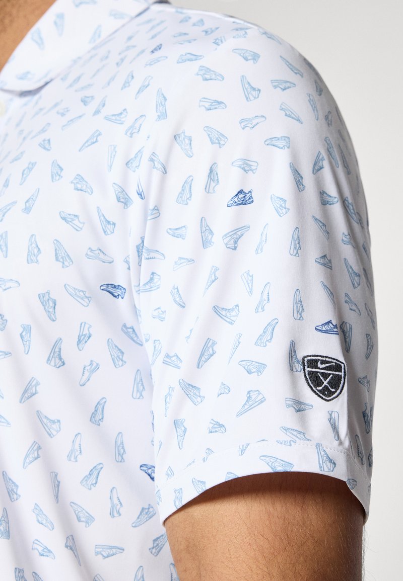 Kurzarm-Polohemd in Weiß mit hellblauen Schuhabdrücken. Mit einem schwarzen Logo-Patch am Ärmel. Hergestellt aus atmungsaktivem Stoff.