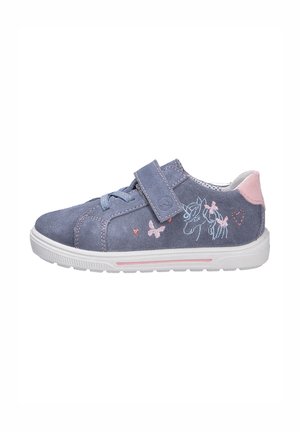Sneaker blu in suede con un tallone in accento rosa e fascia in Velcro. Presenta ricami di unicorni e farfalle su un lato. Suola in gomma bianca.