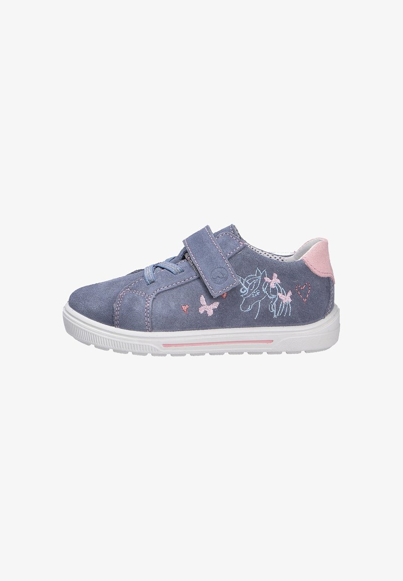 Blaue Wildledersneaker mit einem rosa Akzent am Fersenbereich und Klettverschluss. Verfügt über gestickte Designs von Einhorn und Schmetterling an der Seite. Weiße Gummisohle.