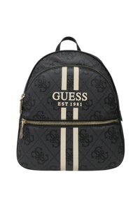 Schwarzer Rucksack mit einem Muster und zwei vertikalen weißen Streifen, mit der Marke "GUESS EST 1981" versehen, ausgestattet mit einem Reißverschluss und goldfarbenen Beschlägen.