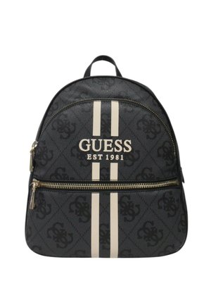 Zaino nero con motivo e due strisce bianche verticali, con il marchio "GUESS EST 1981", dotato di chiusura con zip e dettagli in metallo dorato.