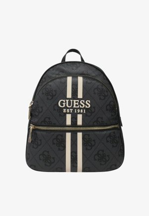 Zwarte rugzak met een patroon en twee verticale witte strepen, merk "GUESS EST 1981," voorzien van een ritsluiting en goudkleurige hardware.