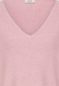 Suéter rosa claro con cuello en v, hecho de material de punto suave, con una textura fina y un sutil canalé a lo largo de los bordes. Etiqueta visible en el escote.