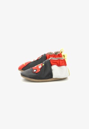 Chaussures en cuir noires et rouges avec un bout rond, texture douce et un design de voiture sur le devant. Présentent un col élastiqué rouge et une semelle beige.