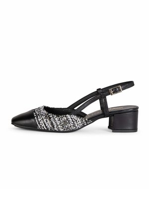 Zapato de tira trasera negro con puntera puntiaguda, tacón ancho y panel superior tejido en relieve blanco y negro.