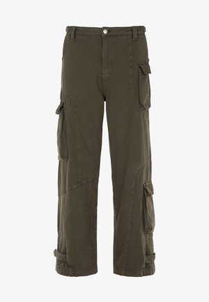 Pantalon cargo vert olive foncé avec plusieurs poches à rabat, jambes droites, passants pour ceinture et fermeture à bouton à la taille.