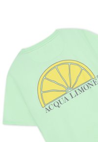 Mintgrön bomullströja med en grafisk bild av en gul citronskiva och texten "ACQUA LIMONI" i mörkgrått. Rund halsringning och korta ärmar.