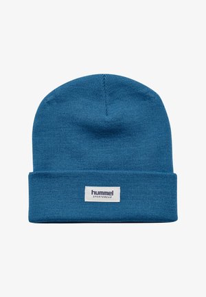 Blå strikket hue med en foldet kant, der har et lille mærkat med "hummel" og "SPORTSWEAR" trykt i hvidt. Blød tekstur, sømløst design.