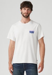 Levi's® RELAXED FIT TEE - Tricou cu imprimeu - white