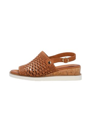 Brązowa sandałka typu slingback z odkrytymi palcami, z plecioną skórzaną cholewką, regulowanym paskiem z klamrą, korkowym koturnem i białą gumową podeszwą.