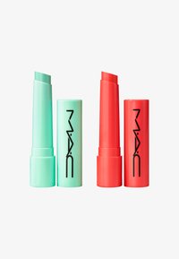 Zwei Lippenbalsame: einer mintgrün und einer korallenrot, jeweils mit einem zylindrischen Röhrchen und einem aufdrehbaren Applikator. Schwarzes Logo auf den Röhren.